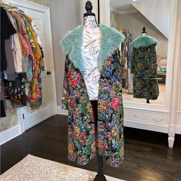 Aratta Isabel Coat Floral Coat with Faux Fur Collar - Picture 3 of 9